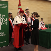 rektor wraz z osobą odbierającą dyplom podczas uroczystości promocji doktorskiej