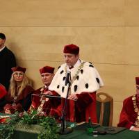 rektor wraz z władzami uczelni podczas uroczystości promocji doktorskiej