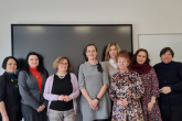 osiem kobiet w nowej sali Studium Języków Obcych